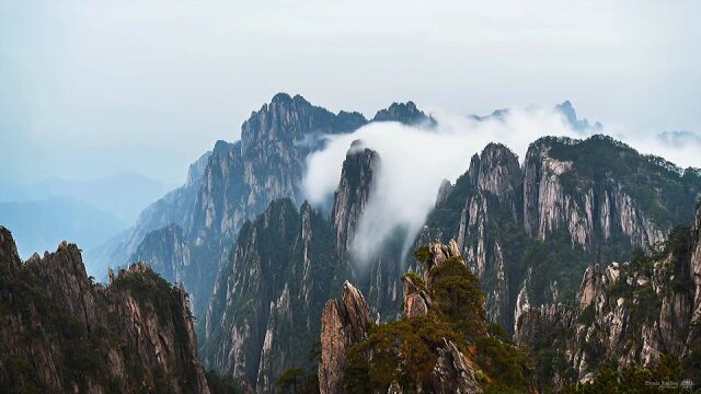 凌霄云海韵诗隆,雾绕黄山梦幻崇.奇景秀峰雄伟壮,丹青墨画境梦同.