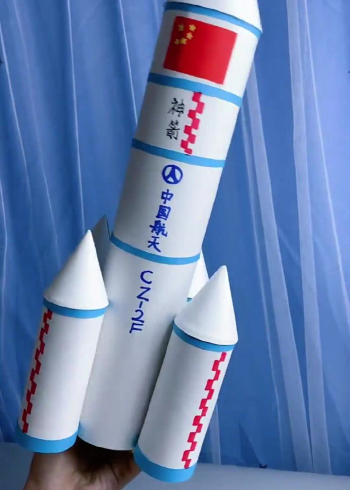 用饮料瓶和纸筒给小朋友做神州飞船太好看了