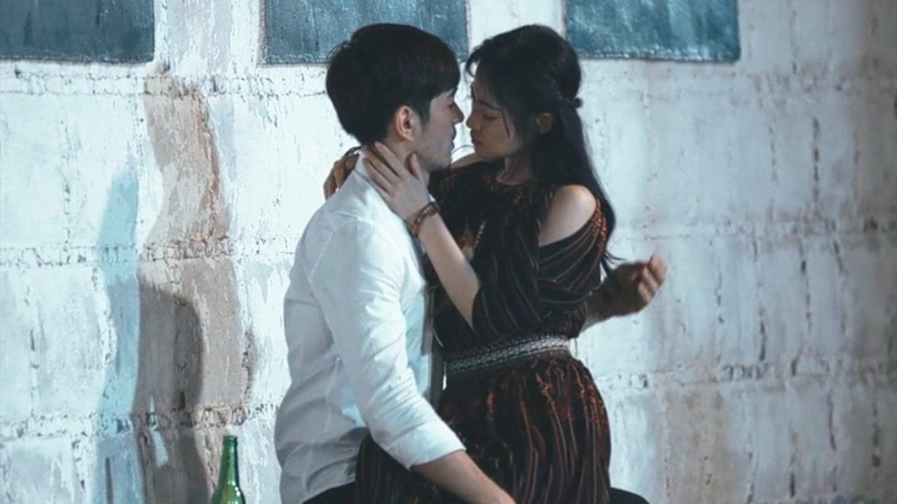 女人被亲吻后变成吻瘾者，嗜吻成瘾，像传染病一样传播！_高清