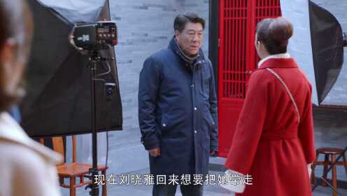 女儿撮合父亲和刘阿姨拍合影，却不知阿姨是自己的亲生母亲-