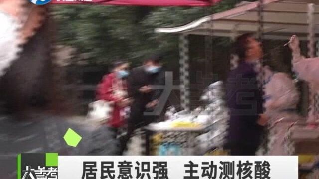 河南郑州:全方位直击郑州疫情,市民排长队主动做核酸检测