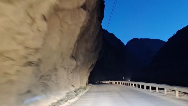 自驾川藏线,赶夜路,一个人走在崇山峻岭之间.