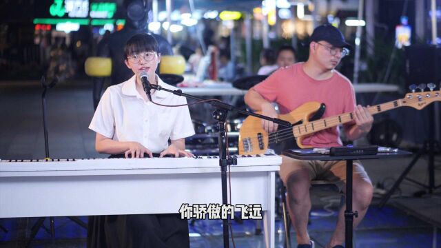 蝉去了不同的世界,却从来不曾与飞鸟告别过,蝉知道飞鸟,但飞鸟不知道蝉.就好像,我喜欢你,但你,却从未看过我一眼.