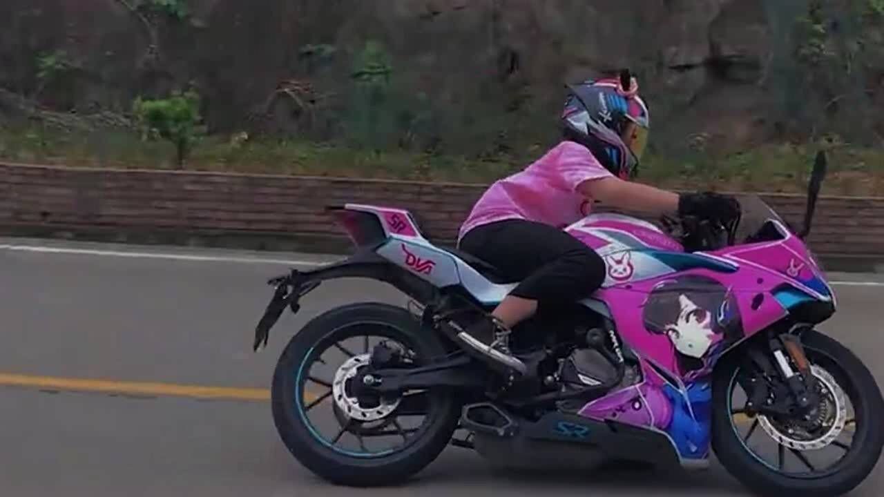 见识一下女骑士压弯,车技不是一般的好,真的太霸气了!