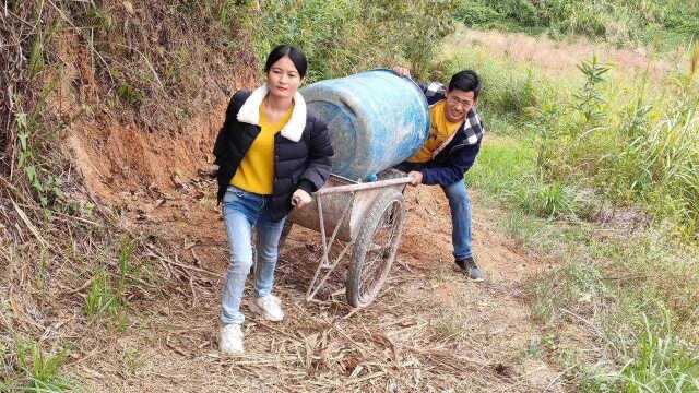 今天跟小勇去山里干活,他突然送我玫瑰花,他到底是什么意思