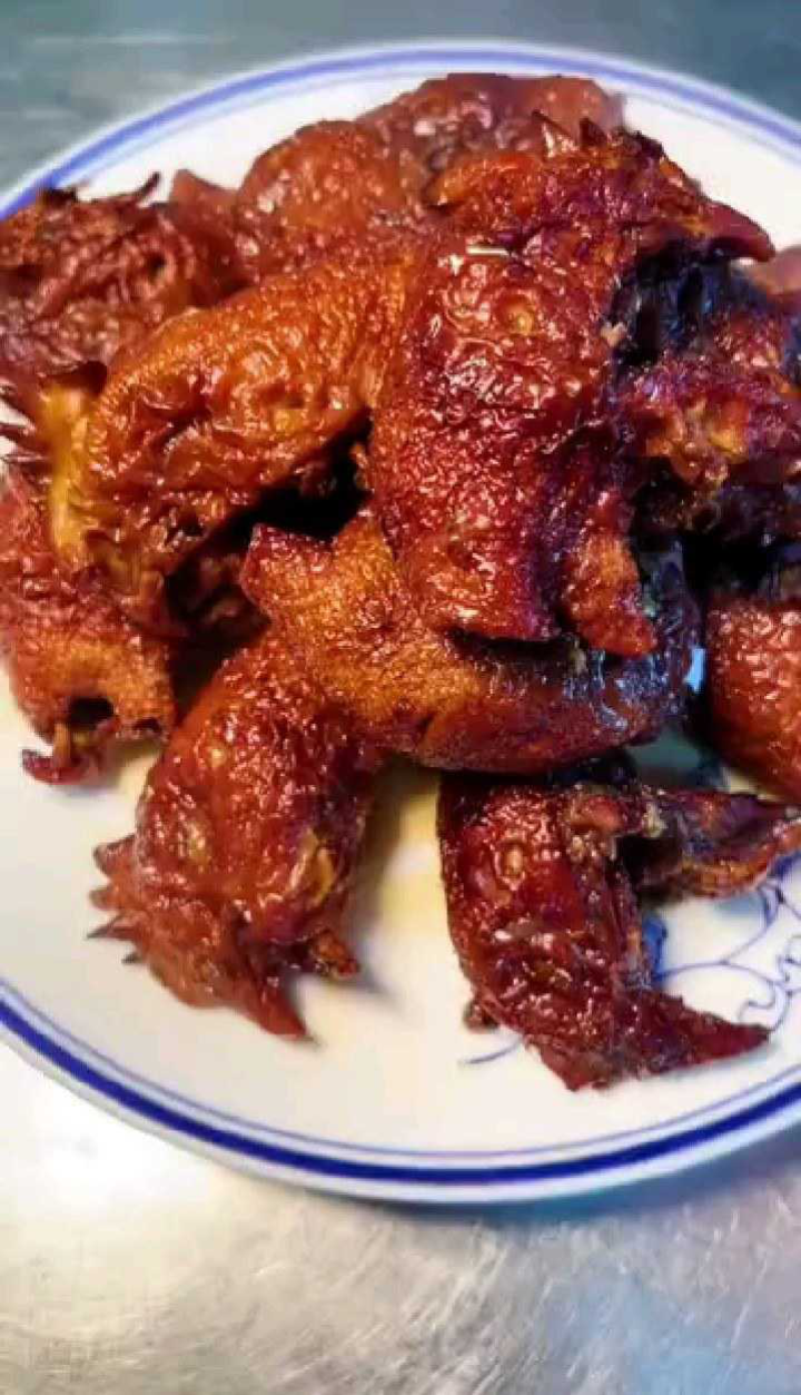 骨酥肉嫩的虎皮鸡头,下酒利器做的不好仅供参考.