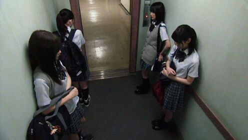电梯中有4个女孩，中间空着一处没人站，却显得格外拥挤！