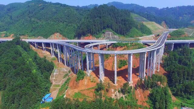 贵州大山里的高速公路,这高架桥确实很壮观,从上面看太有气势了