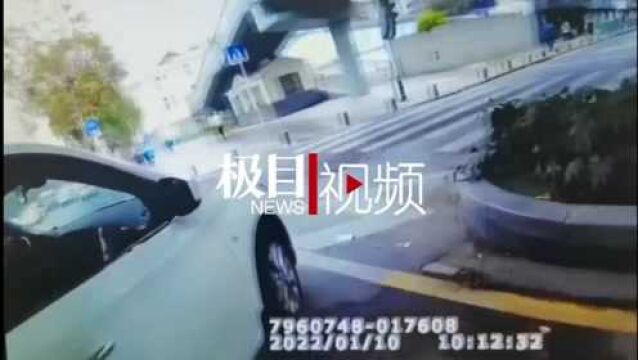 【视频】男子街头大口吐血紧急停车求助,交警“代驾”火速帮忙送医