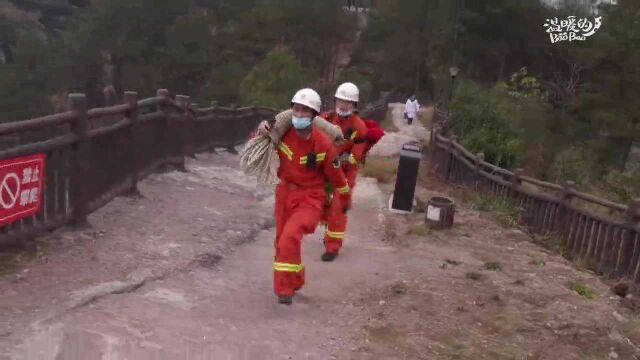 福建武夷山一驴友捡手机坠崖后获救