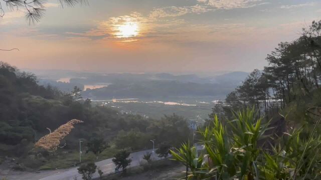 广西藤县濛江农村日落黄昏,炊烟袅袅升起,难得一见的傍晚美景