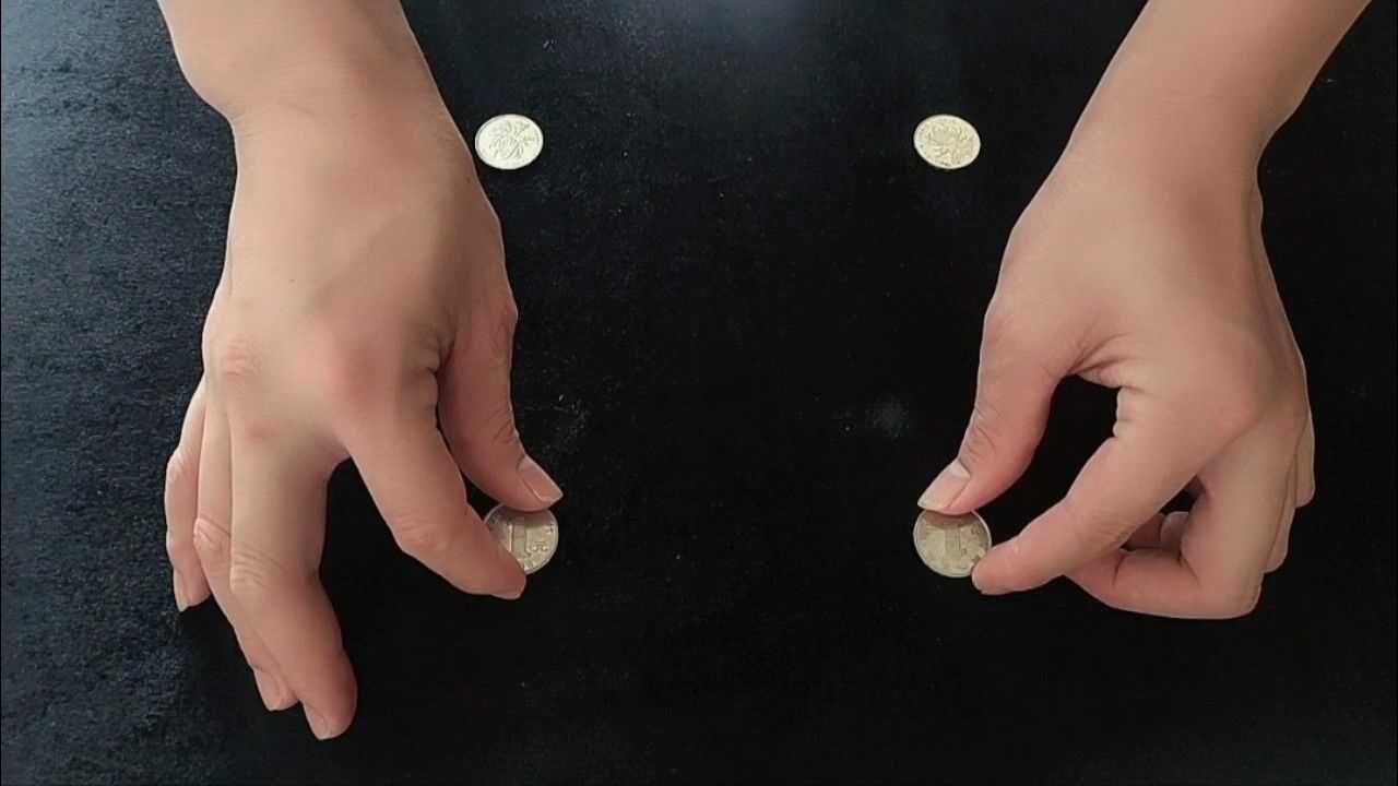 魔术教学:桌子上的硬币用手一盖,可以做到瞬间转移!