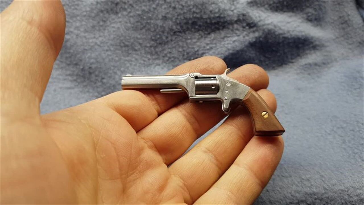 这样的左轮手枪你见过吗?很迷你,能加弹还能射击!