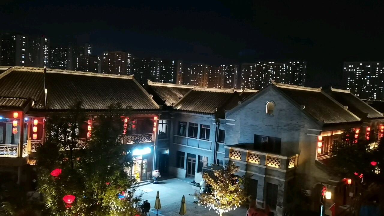 即墨古城的夜晚,璀璨奪目,旅行打卡好去處!