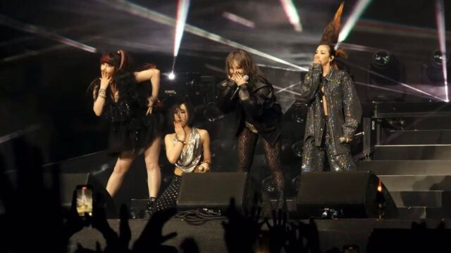 爷青回!2NE1时隔7年合体科切拉演唱《我最红》,四人女王范掌控全场