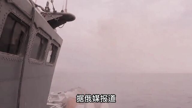 俄黑海舰队“莫斯科”号导弹巡洋舰在被拖往目的地港口的过程中,船身失去稳定性,在狂风大浪中沉没