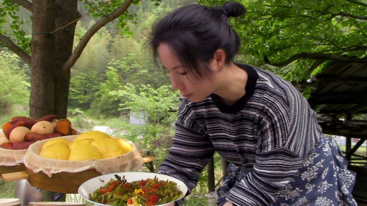 前天摘的野水芹,淘米水泡两天就酸了,今天炒了配馒头吃,真好吃