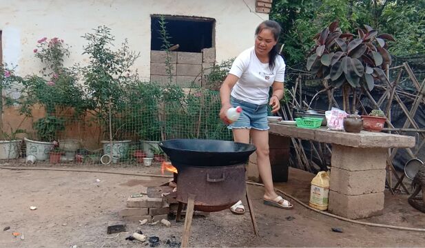 滇妹子的农村美食之柴火炒南瓜