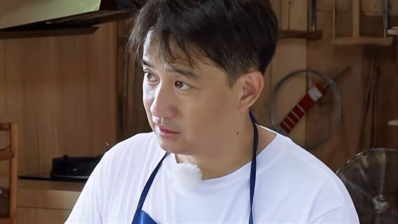 老狼带郑钧又要来,黄磊做饭的心都没了,眼神始终看向大门