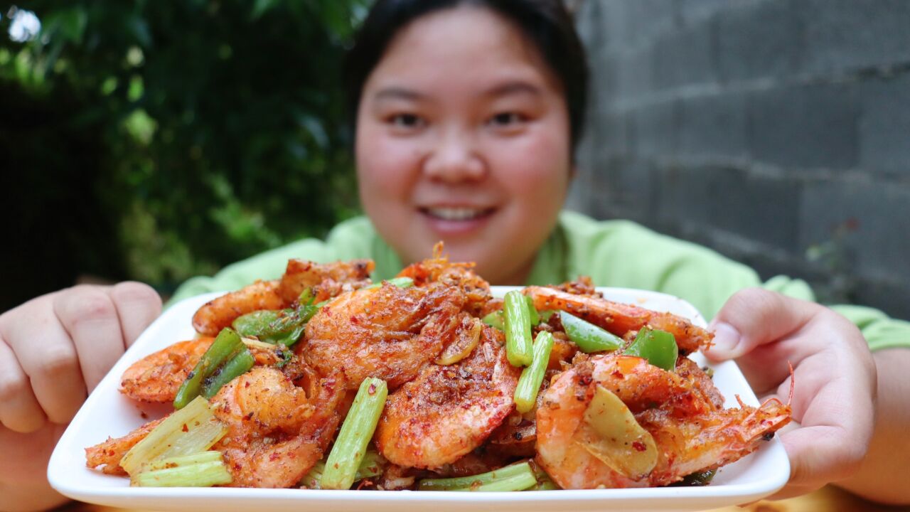 小婷做香辣的椒盐虾,炸的外酥里嫩,一人吃一盘,味道超赞