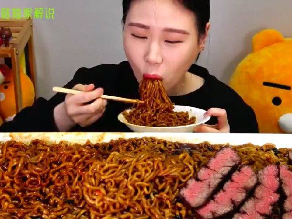 美女大胃王"假吃"成瘾,网友镜头放慢后瞬间露馅,场面一度尴尬!