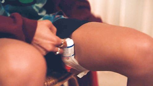 《亢奋》女孩将别人得尿液绑在腿上，以此应付母亲每天的尿检