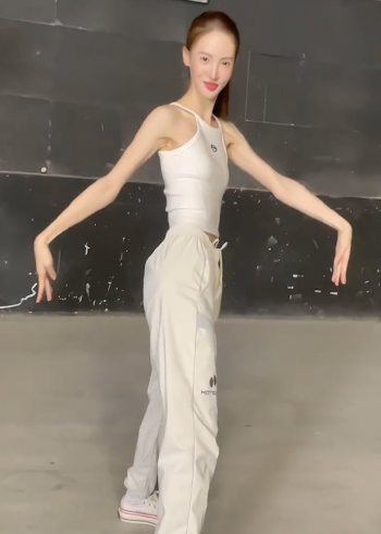 32岁女星健身跳操,脸部凹陷瘦到脱相,纸片人身材被调侃"排骨精"