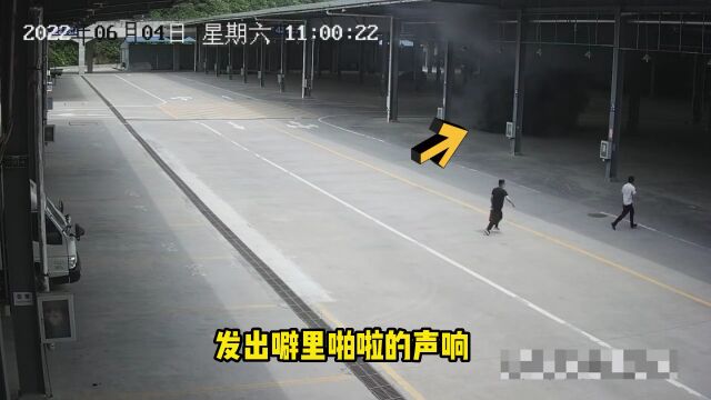 新能源汽车突发自燃 6分钟被烧成空架子