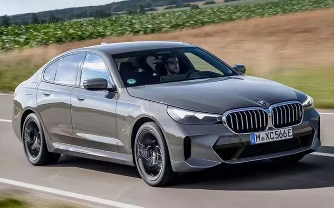 2023款宝马5系全新升级贯穿尾灯曲面液晶屏要啥奔驰e