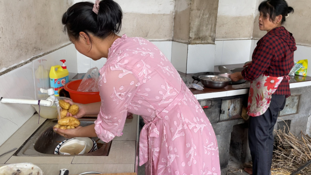 农村婆媳的日常生活,婆婆做饭,儿媳妇帮忙打下手,忙碌而快乐着