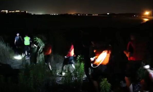 上海浦东海警局夜间紧急救援,两名游客被困三甲港外堤