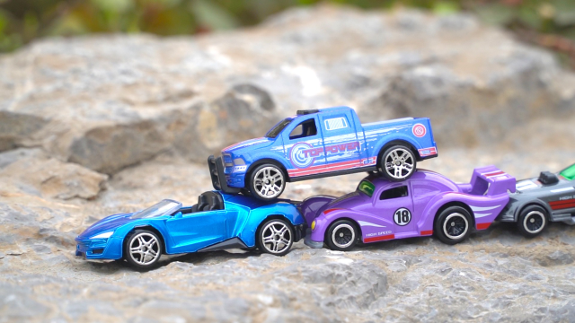 儿童玩具和英文儿歌:各种合金小汽车,跑车,工程车,玩具车