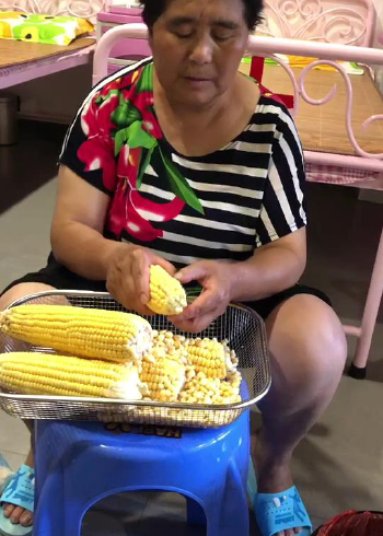 2022-07-06罗玉春在学道街剥苞谷