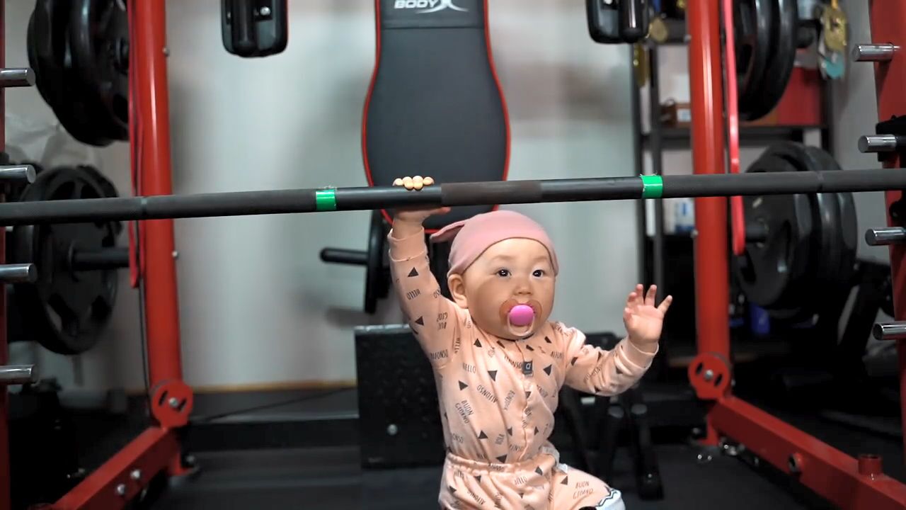 胖娃娃咬着奶嘴做引体向上,小劲头一下一下的,也忒可爱了
