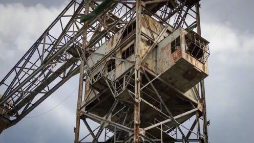 起重机械超级大型塔式起重机，危险的工作惊奇的塔吊拆除