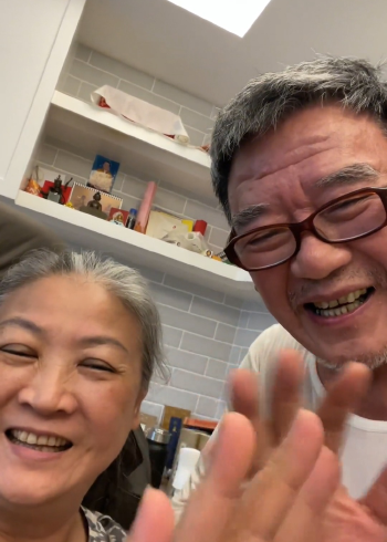 70岁李立群与小9岁娇妻秀恩爱!妻子白发超朴素,互相依偎搂腰摸脸颊