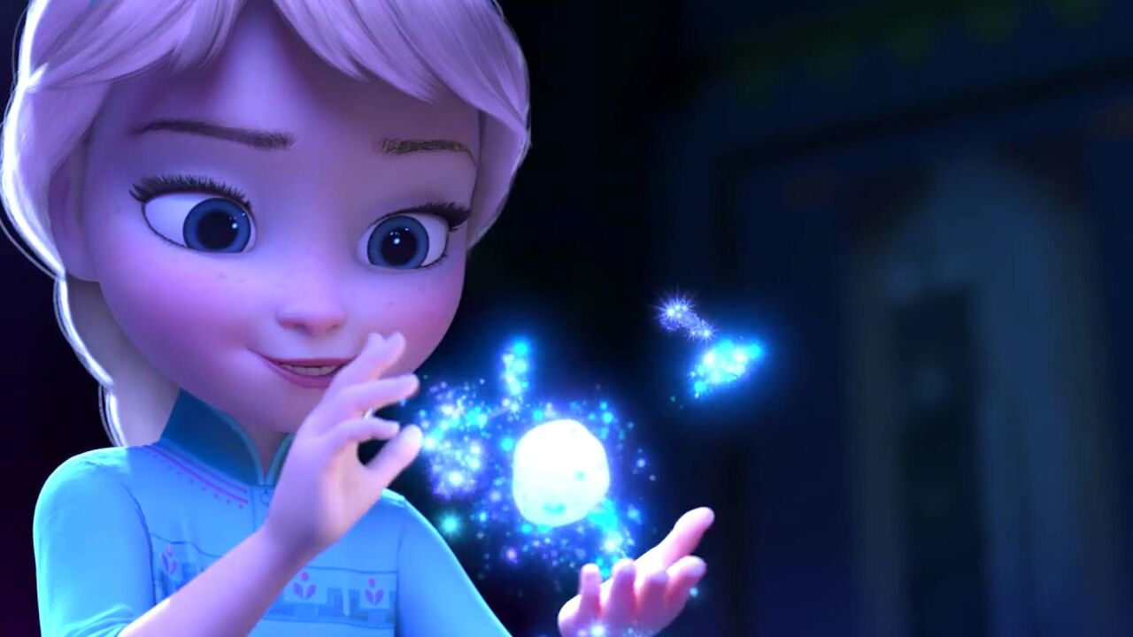 【冰雪奇缘】小艾莎为了让妹妹开心而使用魔法 不料却误伤妹妹 自己
