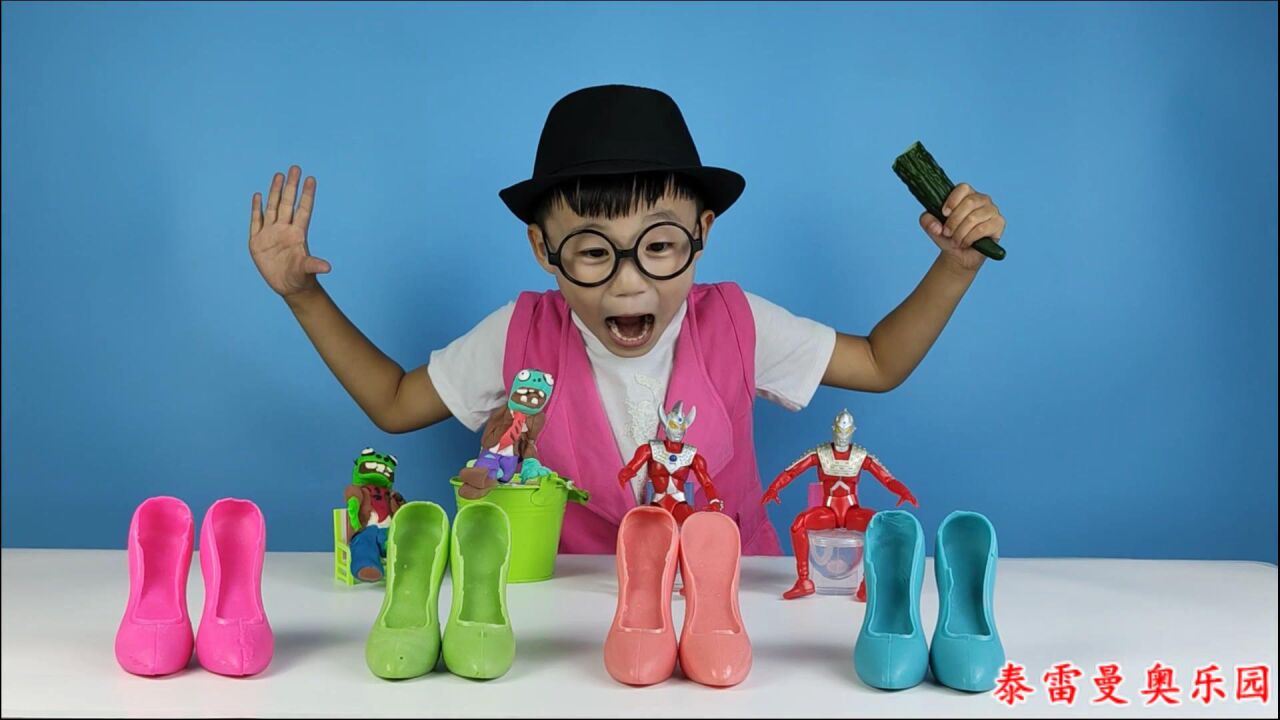 小泽和奥特曼一起分享吃不同颜色的巧克力吃的很开心