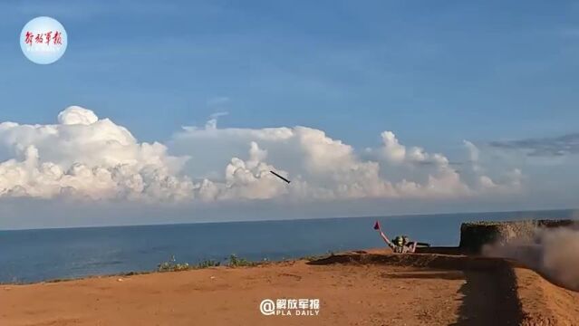 防空兵跨昼夜实弹射击 密集火力输出!