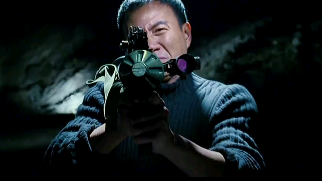 电影:机器侠:吴京太厉害了吧,一发炮弹打过来,直接吃进了嘴里,真是太