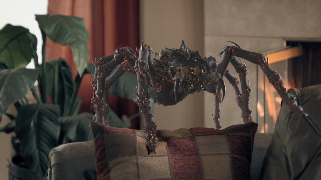 壁炉内掉下来一只蜘蛛,口喷烈火,刀枪不入!