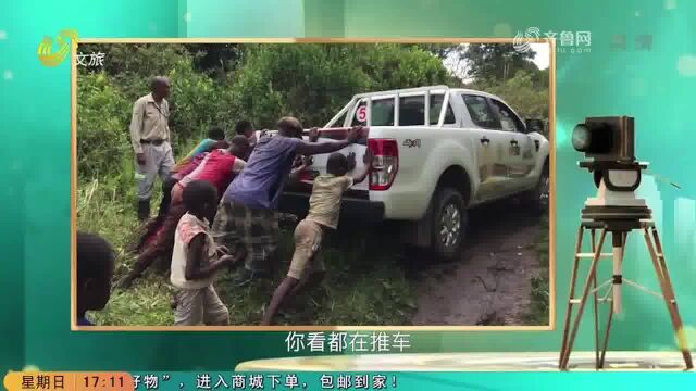 安哥拉路况极差,小伙与同事在工作期间经常遇到陷车情况