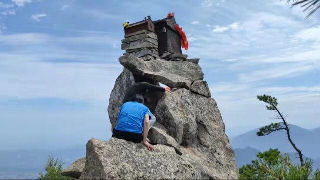 2个半小时登顶秦岭太兴山铁庙,海拔2340米比华山还高,最后100米从悬崖峭壁上爬过去,太吓人了