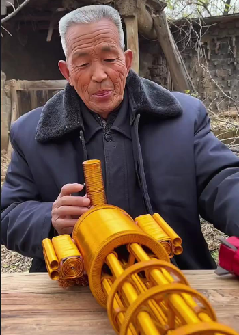 爷爷用铁丝给奶奶制作的黄金加特林泡泡机!