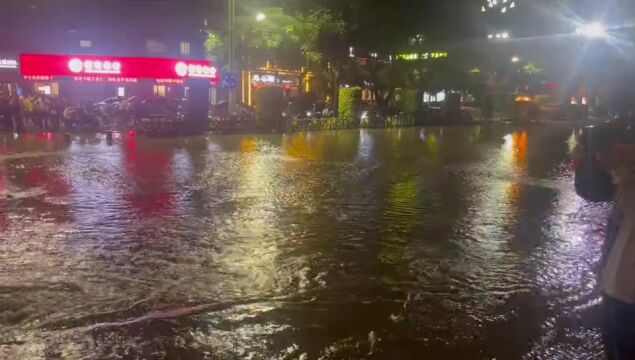 最新!泉州市区一供水主管爆裂紧急抢修中,该路段交通逐步恢复