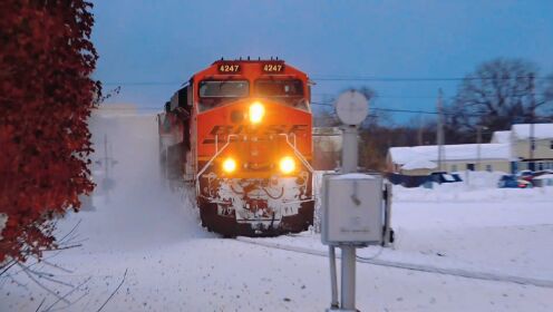 暴雪后的货运火车，机械之美，解压