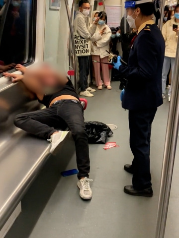 广州一男子地铁醉酒呕吐吓跑乘客,客服:建议改乘其他交通工具