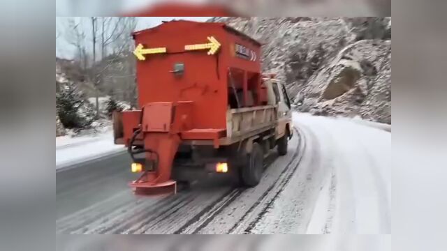 定西公路部门紧急开展道路防滑保畅通