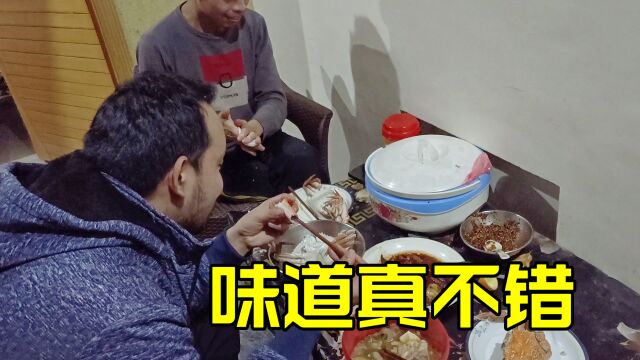 中国老乡买了一堆海鲜,喊我去他家吃饭,海外就得靠朋友!