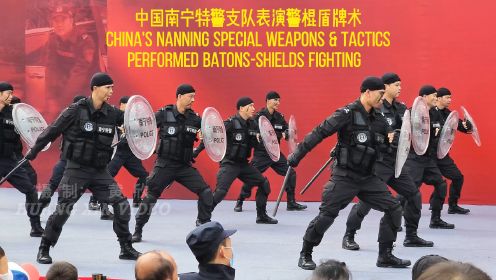 中国广西南宁特警支队表演警棍盾牌术 威武又帅气